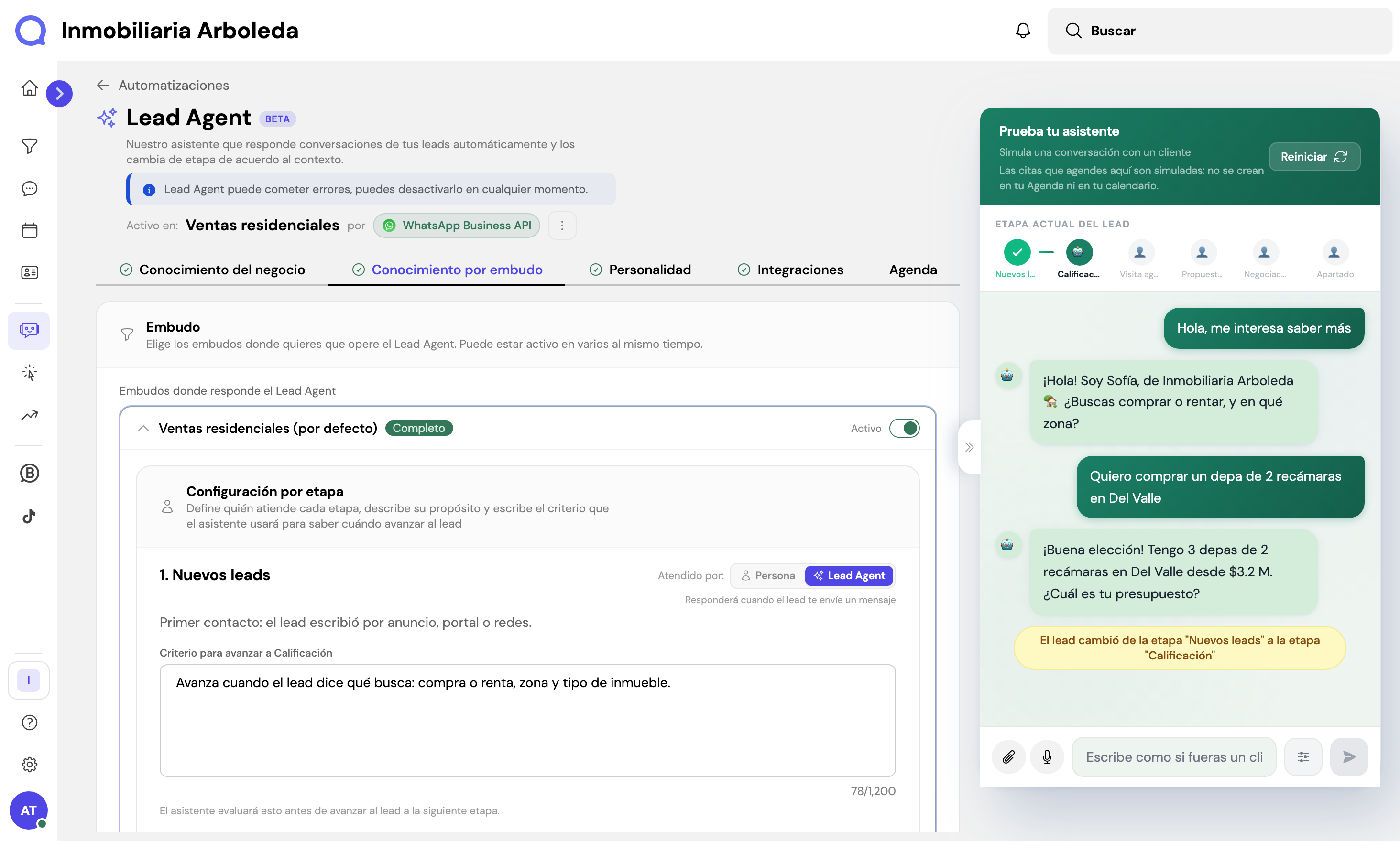 Configuración de Lead Agent por etapas del embudo con opciones Persona y Lead Agent, junto al simulador de conversación.