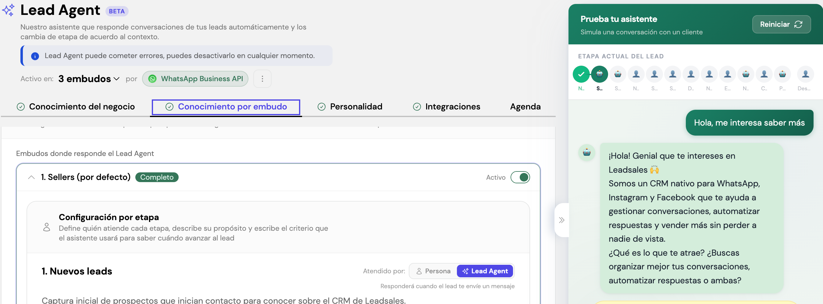 Configuración de Lead Agent por etapas del embudo con opciones Persona y Lead Agent, junto al simulador de conversación.