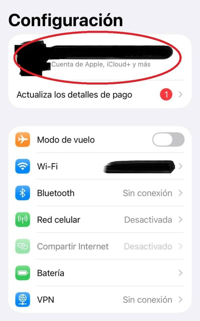 Pantalla de Configuración del iPhone con la sección de cuenta de Apple resaltada en círculo rojo