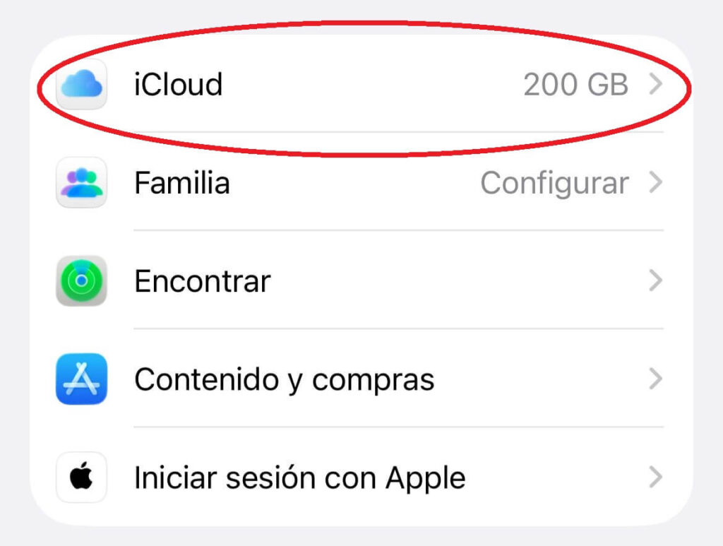 Menú de cuenta de Apple en iPhone mostrando la opción iCloud, resaltada en círculo rojo