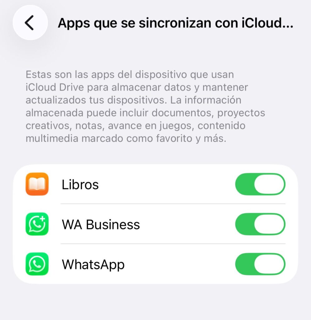 Pantalla de iCloud Drive en iOS mostrando las apps sincronizadas: WhatsApp Business y WhatsApp con sus interruptores activados