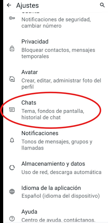 Pantalla de Ajustes de WhatsApp Android con la opción Chats resaltada, mostrando tema, fondos y historial de chat