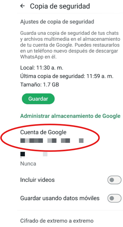 Pantalla de Copia de seguridad de WhatsApp en Android mostrando la cuenta de Google vinculada, resaltada en círculo rojo