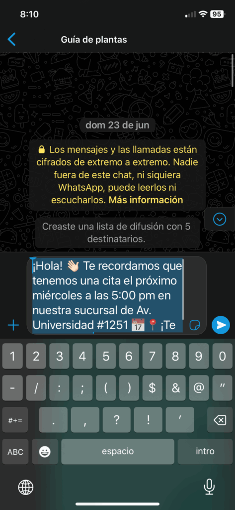 Mensaje de recordatorio de cita escrito en el campo de texto de una lista de difusión en WhatsApp Business, listo para enviar.