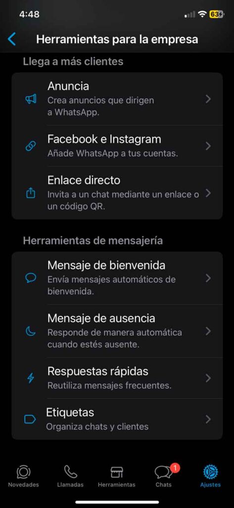 Pantalla de "Herramientas para la empresa" en WhatsApp Business iOS con las opciones Mensaje de bienvenida, Mensaje de ausencia y Respuestas rápidas visibles.