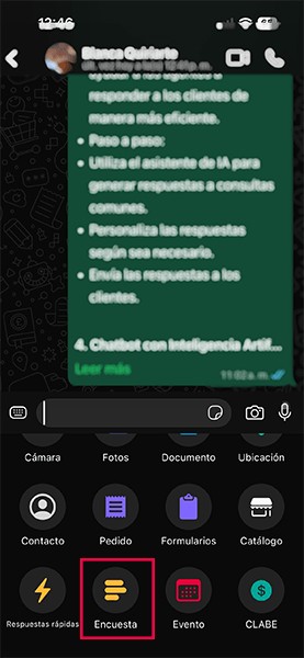Menú de adjuntar en WhatsApp iPhone con la opción Encuesta resaltada en rojo