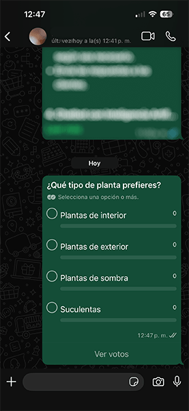Pantalla 'Crea una encuesta' en WhatsApp iPhone con pregunta, opciones y toggle de múltiples respuestas