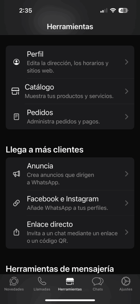 Menú de Herramientas para la empresa en WhatsApp Business con las opciones Perfil, Catálogo y Pedidos, mostrando dónde tocar para crear un catálogo de productos.