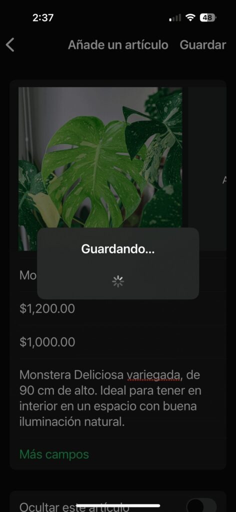 Pantalla de WhatsApp Business guardando un producto del catálogo, mostrando el precio con descuento y la descripción de una Monstera Deliciosa variegada.