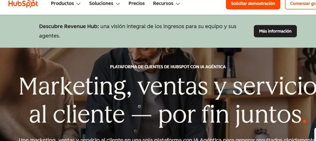 Página de inicio de HubSpot, plataforma de CRM con integración de WhatsApp para marketing, ventas y servicio al cliente