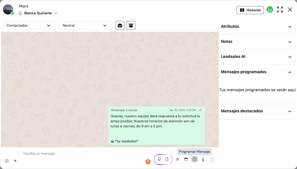 Conversación de WhatsApp abierta en Leadsales, con la barra de herramientas del chat mostrando el tooltip 'Programar Mensaje' sobre el ícono de reloj y el panel 'Mensajes programados' vacío en la barra lateral derecha.