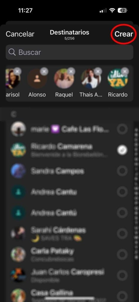 Captura de pantalla de la app WhatsApp Business mostrando el tercer paso para enviar mensajes masivos creando listas de difusión: seleccionar contactos