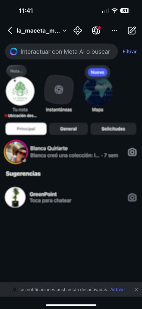Captura de pantalla de la bandeja de mensajes directos de Instagram con la barra para interactuar con Meta IA visible en la parte superior.