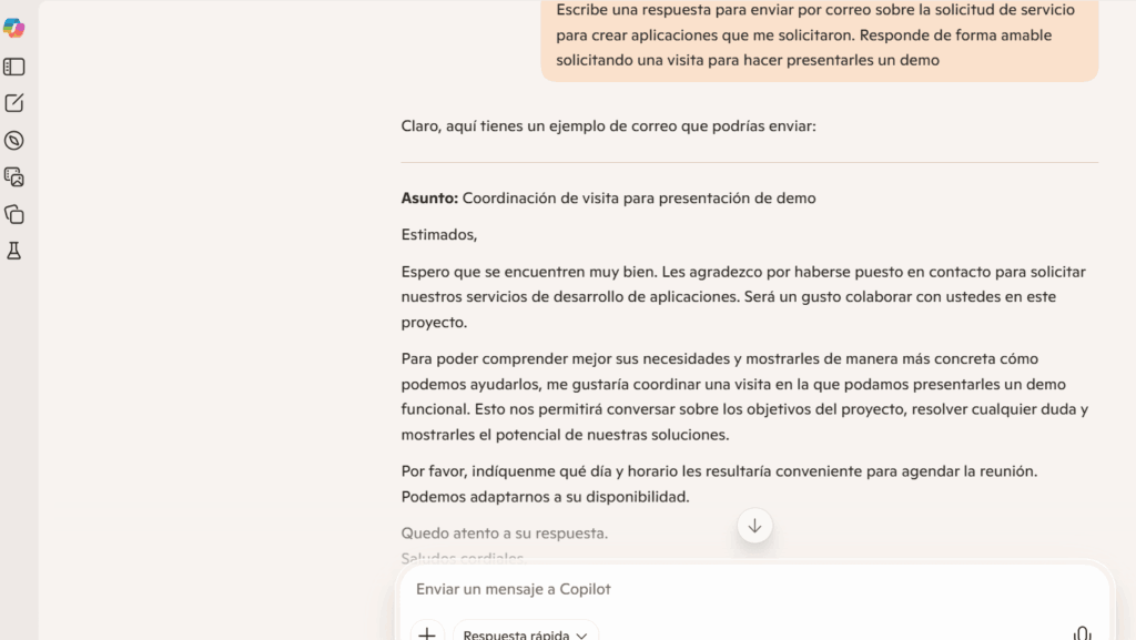 Interfaz de Copilot generando un correo profesional para coordinar una visita de demo