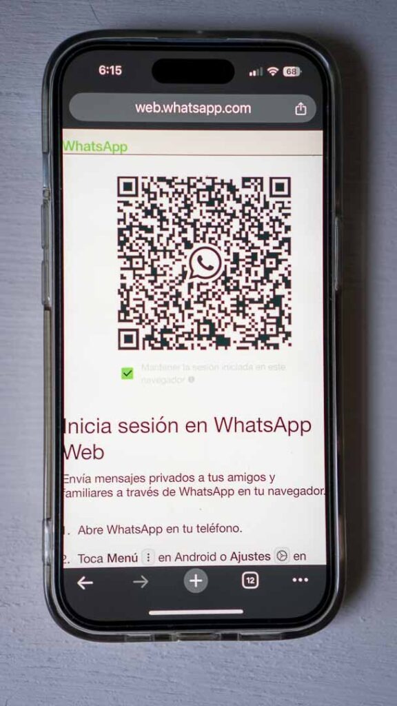 Fotografía que muestra la pantalla de un teléfono celular en la que se ha abierto un navegador para entrar a la página de WhatsApp Web