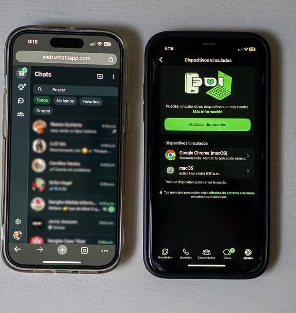 Fotografía que muestra dos teléfonos celulares, y en uno de ellos se está iniciando sesión en WhatsApp Web 