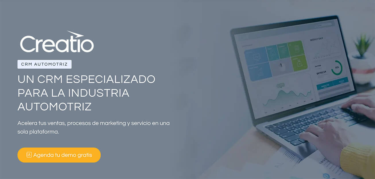 Página de Creatio mostrando su CRM especializado para la industria automotriz, con un dashboard de ventas semanales y un botón para agendar una demo gratuita.