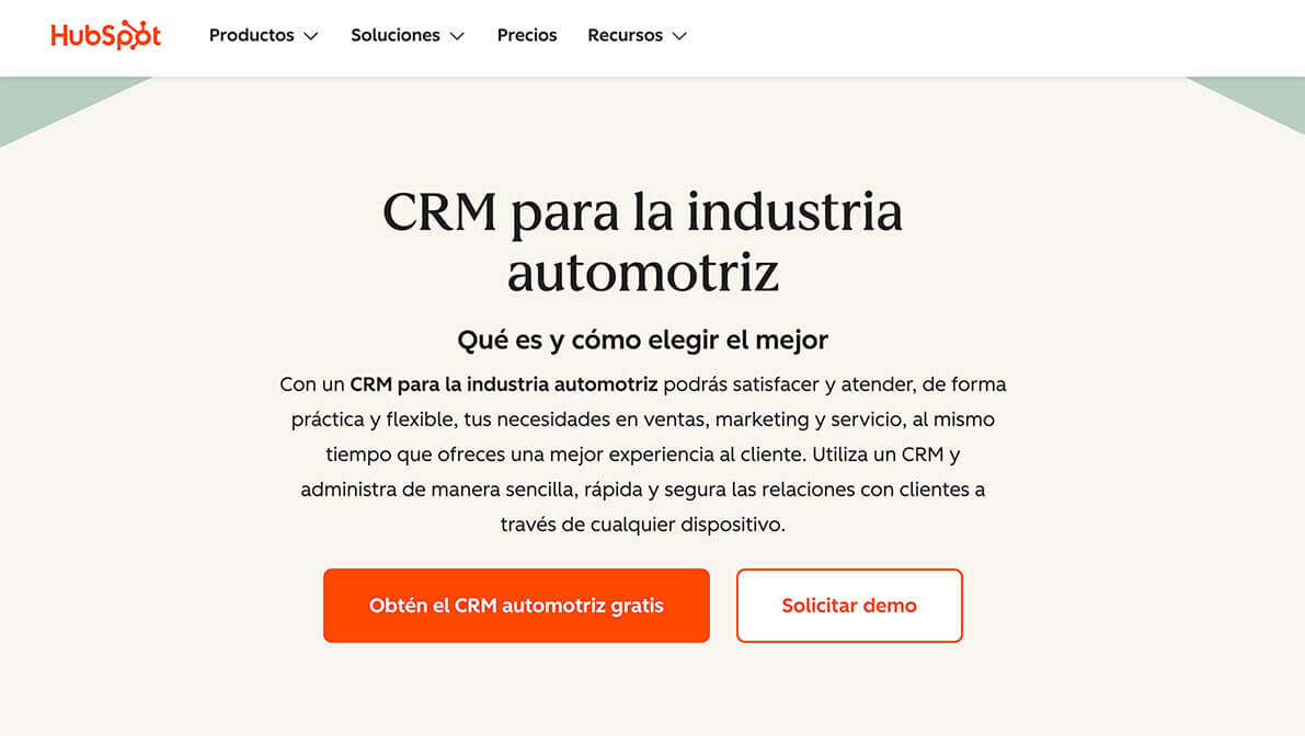 Página de HubSpot sobre su CRM para la industria automotriz, con la descripción de sus funciones de ventas, marketing y servicio, y botones para obtener el CRM automotriz gratis o solicitar una demo.