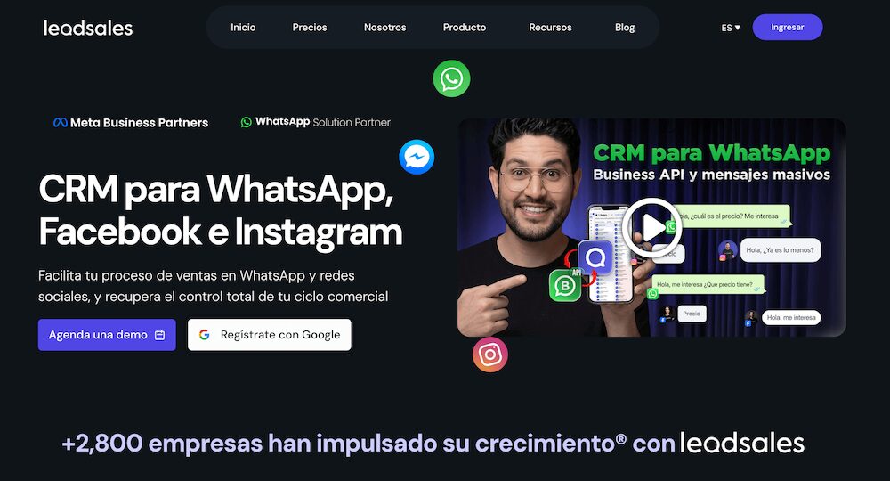 Página de inicio del sitio web de Leadsales mostrando su propuesta de CRM para WhatsApp, Facebook e Instagram, con opciones para agendar una demo o registrarse con Google.