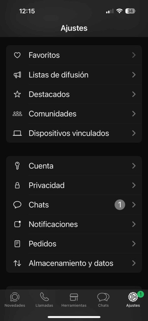 Menú de Ajustes en WhatsApp Business mostrando opciones: Favoritos, Listas de difusión, Destacados, Comunidades, Dispositivos vinculados (donde se configura la vinculación), Cuenta, Privacidad, Chats, Notificaciones, Pedidos y Almacenamiento y datos. La opción "Dispositivos vinculados" es la que se debe tocar para vincular nuevos equipos.