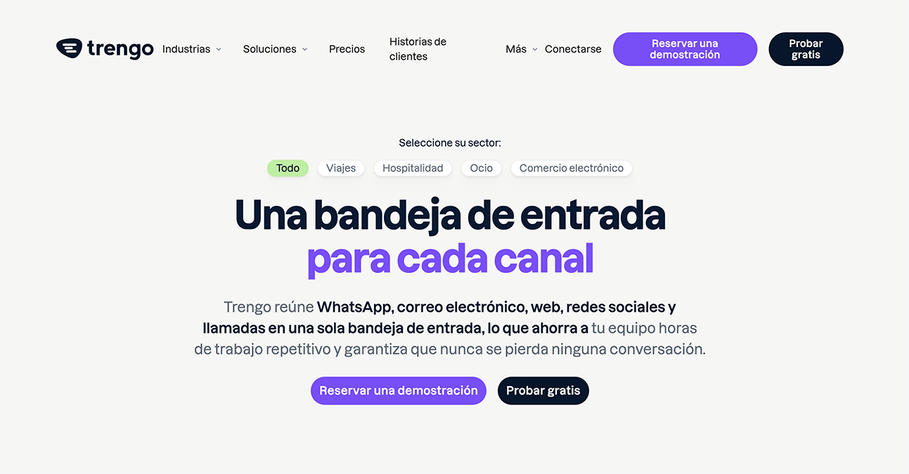 Plataforma de Trengo mostrando una bandeja de entrada unificada para WhatsApp, email y redes sociales, optimizada para diferentes sectores como comercio electrónico y viajes.