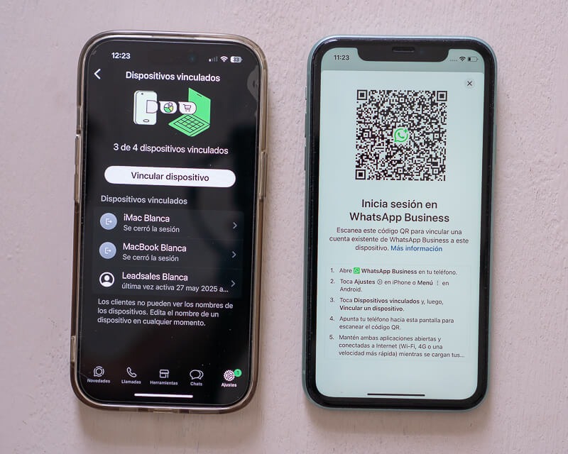 Comparativa de vincular dispositivo en WhatsApp Business: pantalla iPhone mostrando "3 de 4 dispositivos vinculados" con lista de dispositivos conectados (iMac, MacBook, Leadsales) e instrucción de vincular; pantalla iPhone mostrando código QR grande para escanear con instrucciones paso a paso: Abre WhatsApp Business, toca Ajustes, Dispositivos vinculados, y acerca el teléfono para escanear el código.