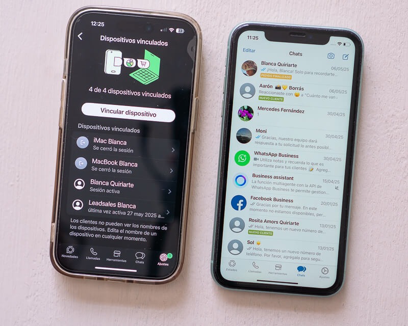 Pantalla de WhatsApp Business mostrando "Dispositivos vinculados" con 4 de 4 dispositivos conectados (iMac Blanca, MacBook Blanca, Blanca Quiriarte e Leadsales Blanca) y botón "Vincular dispositivo" junto a pantalla de chats
en iPhone mostrando conversaciones de clientes.